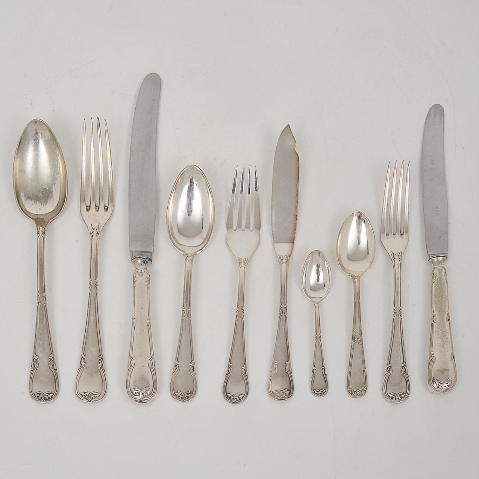 Faqueiro em metal prateado brasileiro com cabos recortados e bordados... - foto 2 de 6