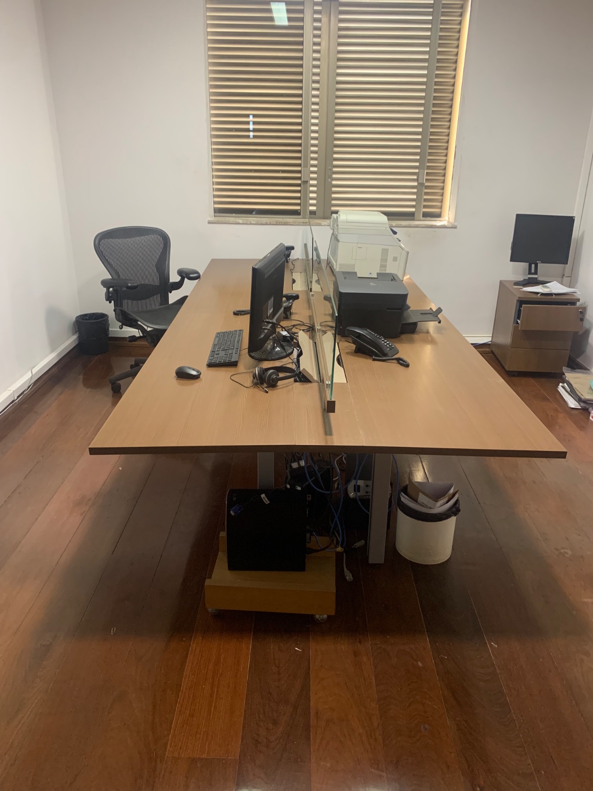 Grande mesa para escritório com 4 estações de trabalho em madeira... - foto 2 de 9