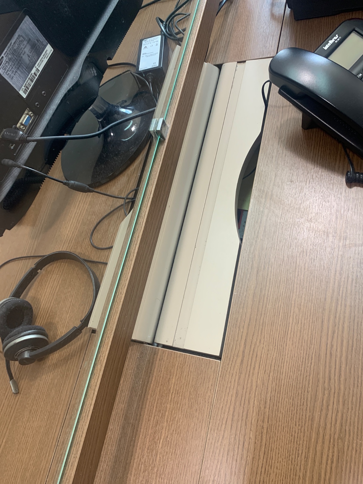 Grande mesa para escritório com 4 estações de trabalho em madeira... - foto 8 de 9