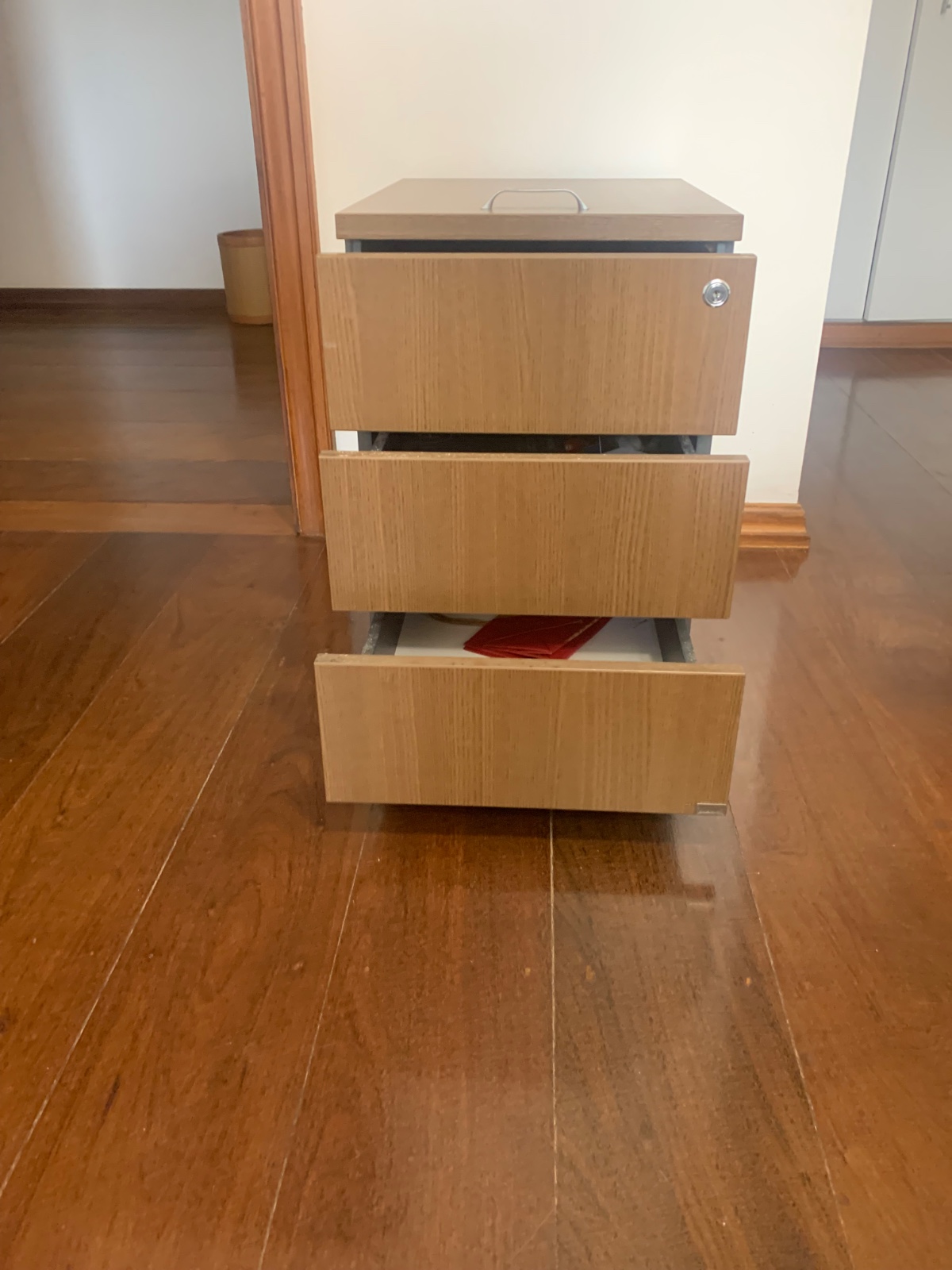 Mesa material confeccionada em madeira laminada (MDF), com 3 gavetas... - foto 3 de 6