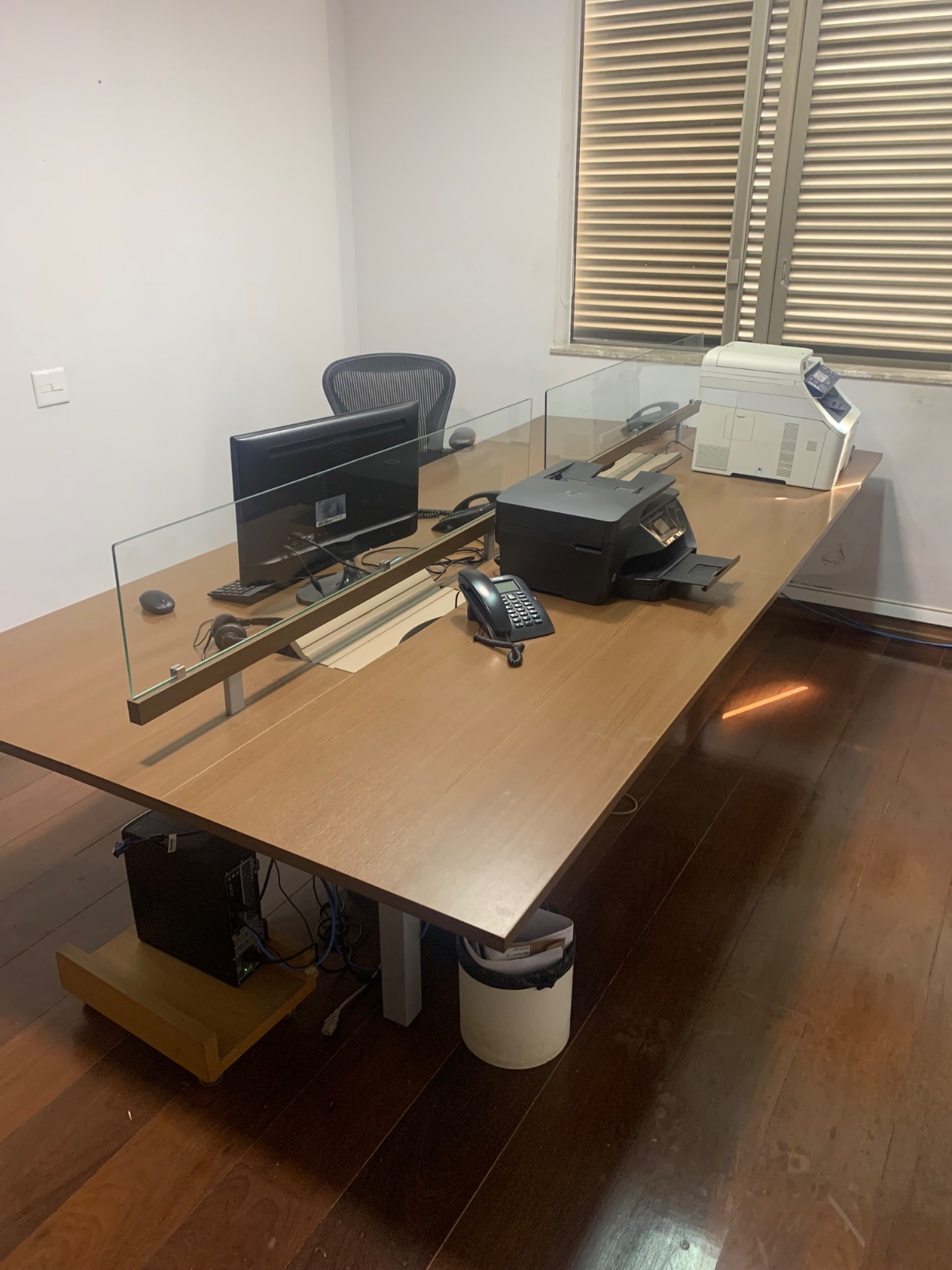 Grande mesa para escritório com 4 estações de trabalho em madeira... - foto 2 de 7
