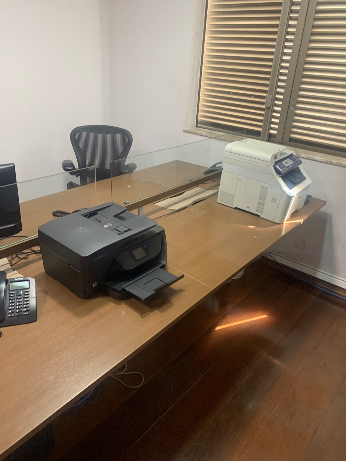 Grande mesa para escritório com 4 estações de trabalho em madeira... - foto 4 de 7