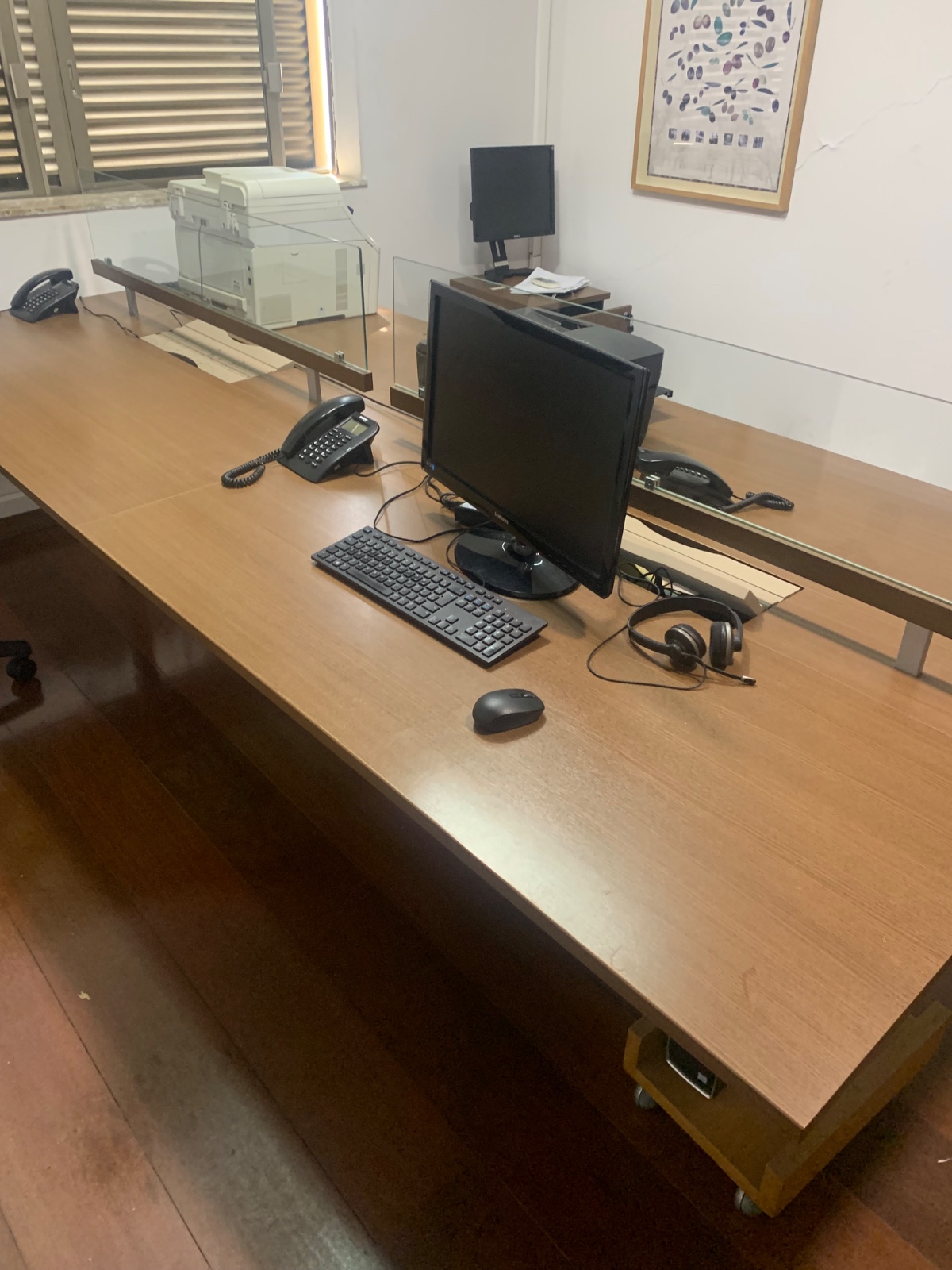 Grande mesa para escritório com 4 estações de trabalho em madeira... - foto 5 de 7