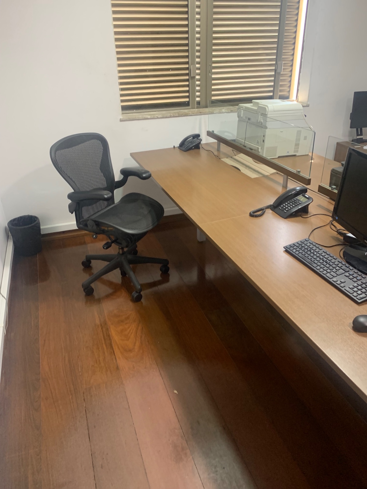 Grande mesa para escritório com 4 estações de trabalho em madeira... - foto 6 de 7