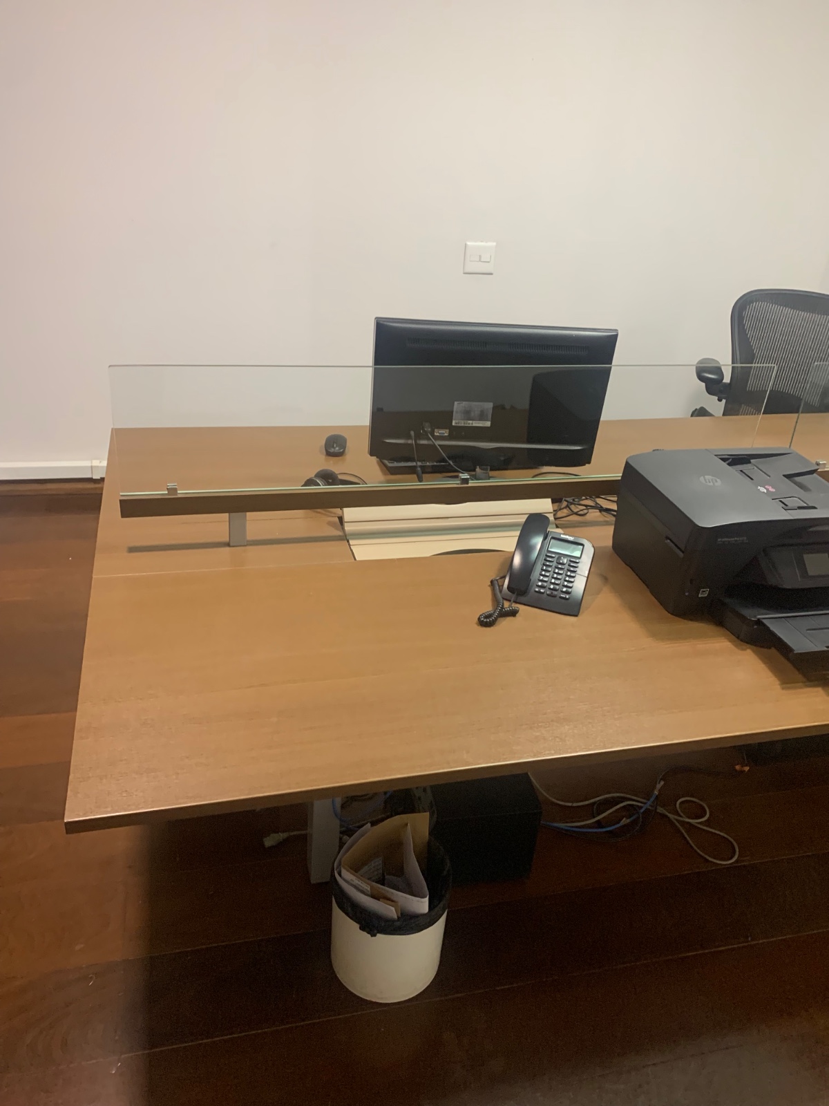 Grande mesa para escritório com 4 estações de trabalho em madeira... - foto 7 de 7