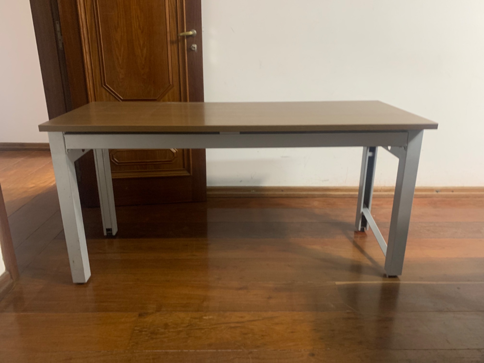 Mesa para escritório com tampo em madeira laminada ( MDF ) na cor... - foto 2 de 5