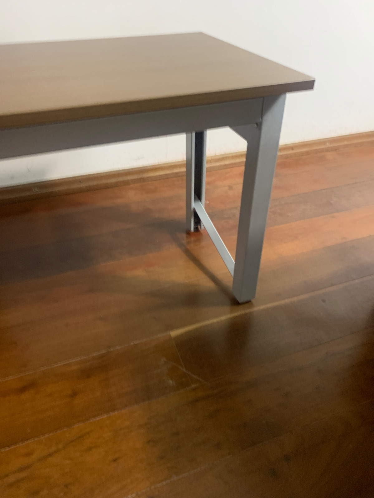 Mesa para escritório com tampo em madeira laminada ( MDF ) na cor... - foto 3 de 5