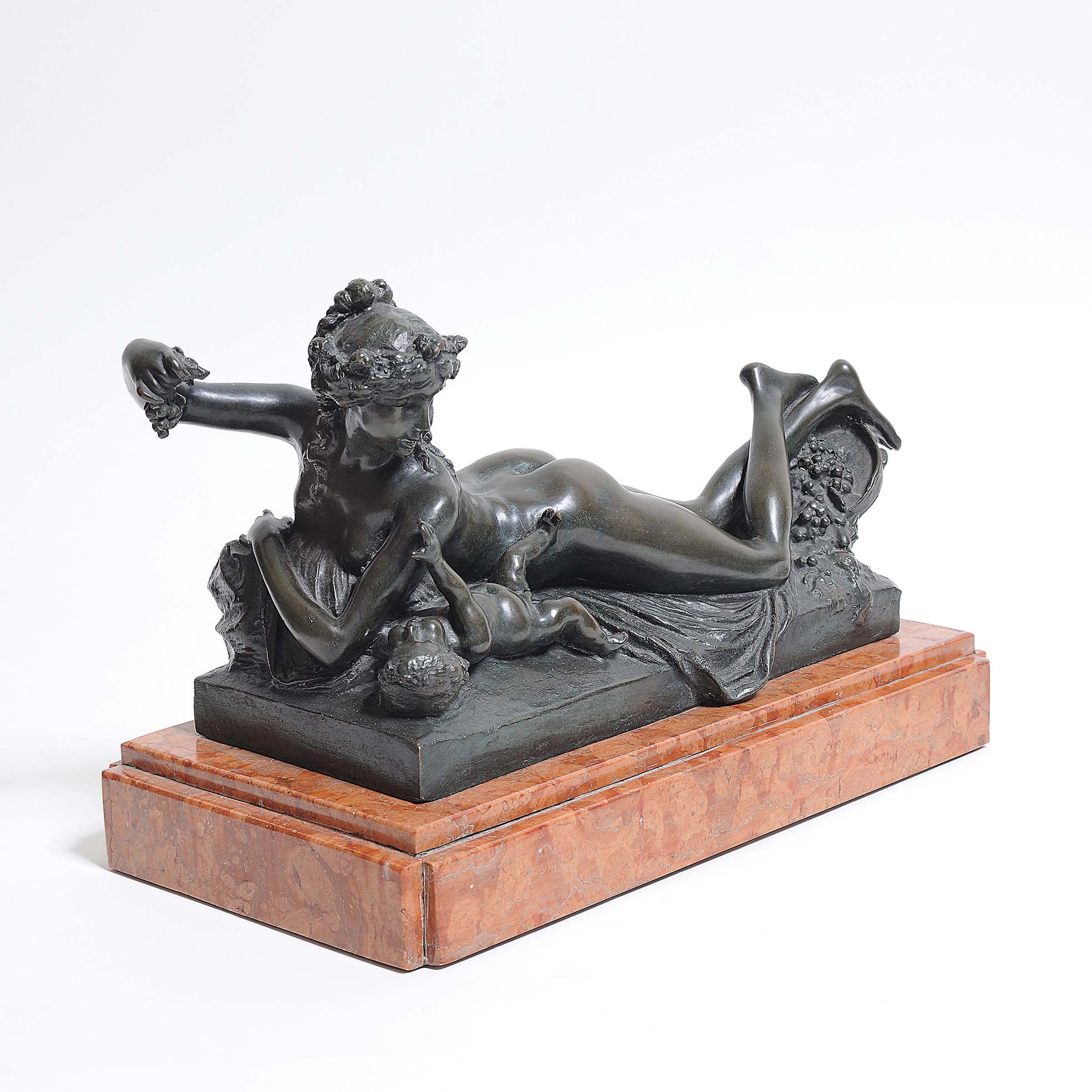 Escultura em bronze representando mulher com querubim, 1885 - foto 2 de 6