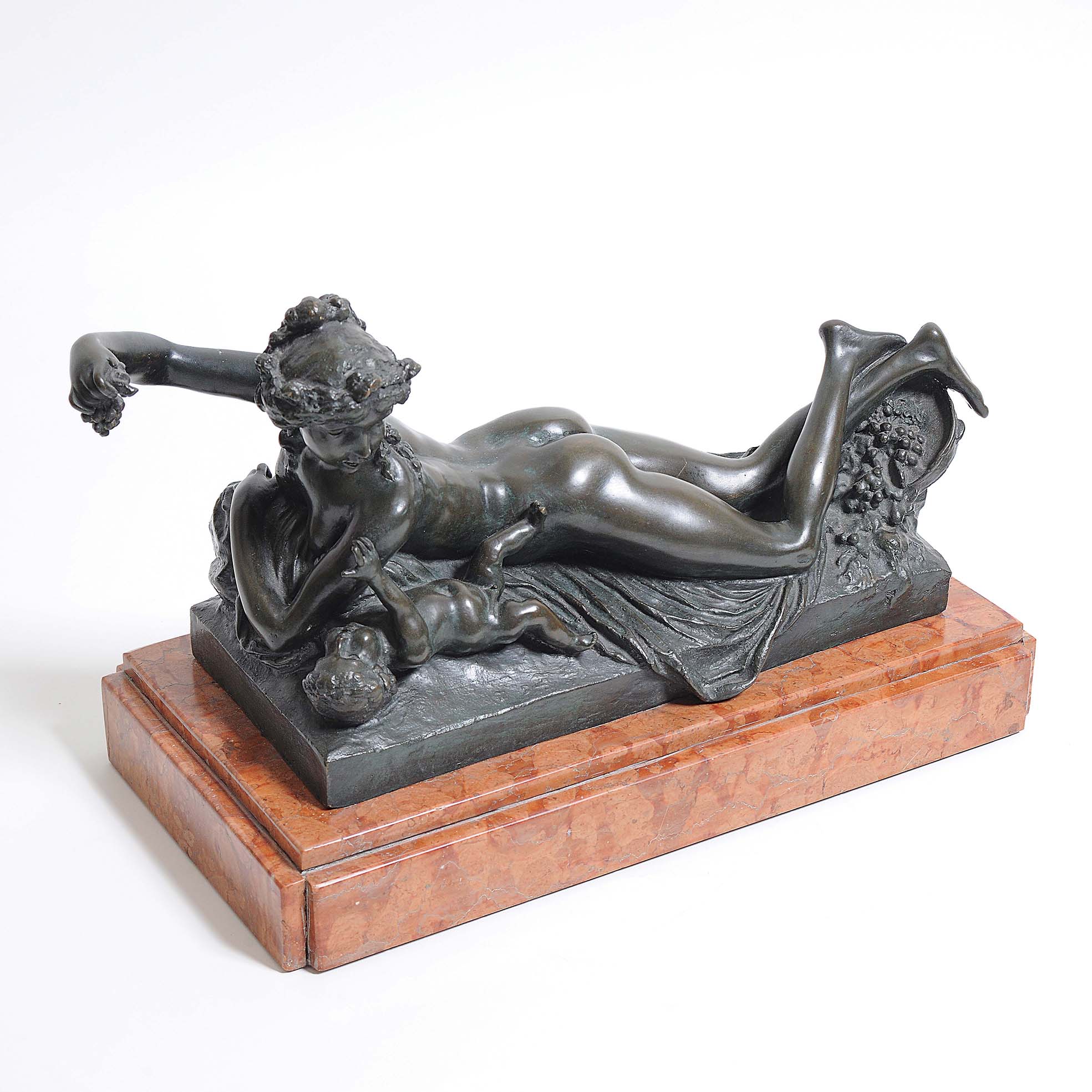 Escultura em bronze representando mulher com querubim, 1885 - foto 4 de 6