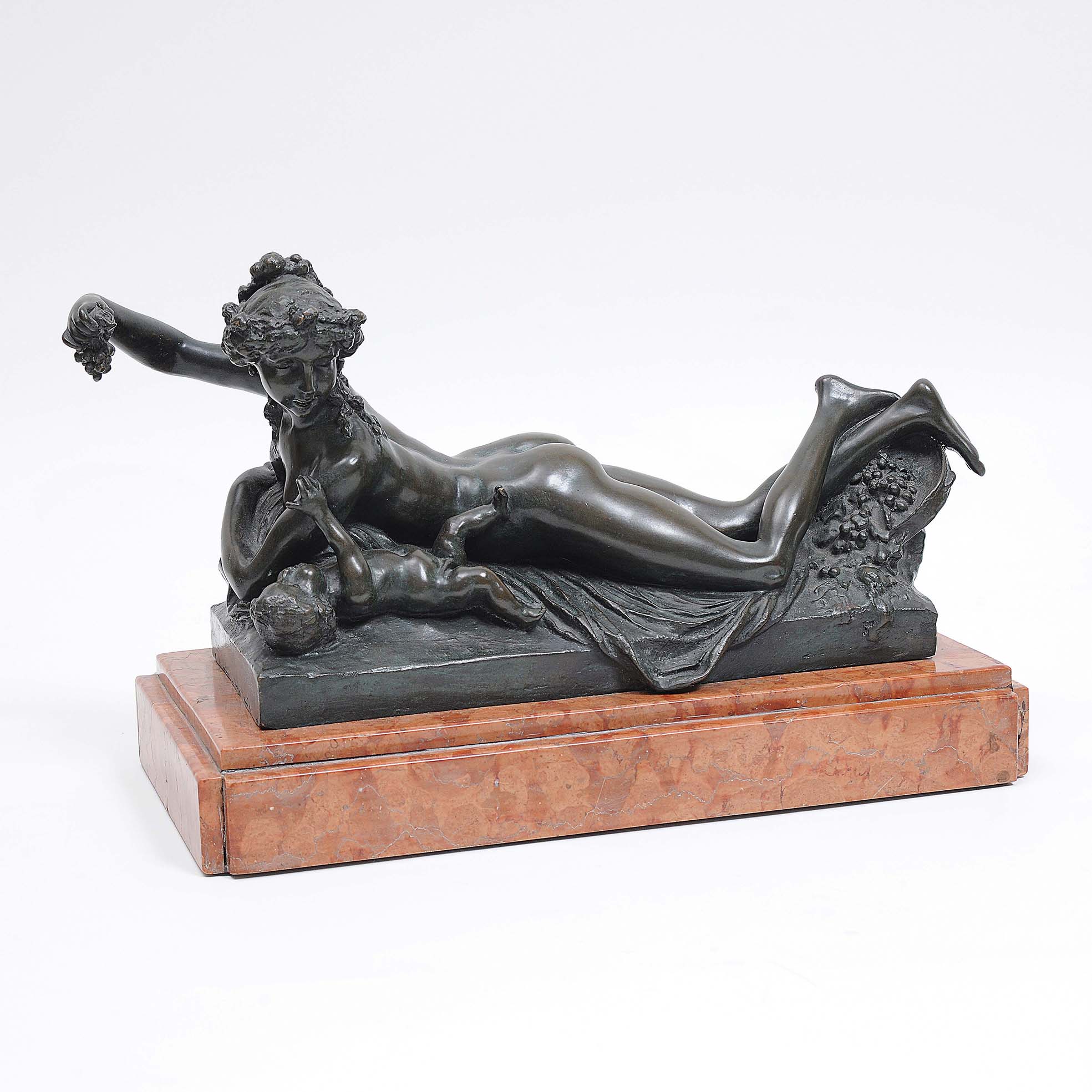 Escultura em bronze representando mulher com querubim, 1885 - foto 3 de 6
