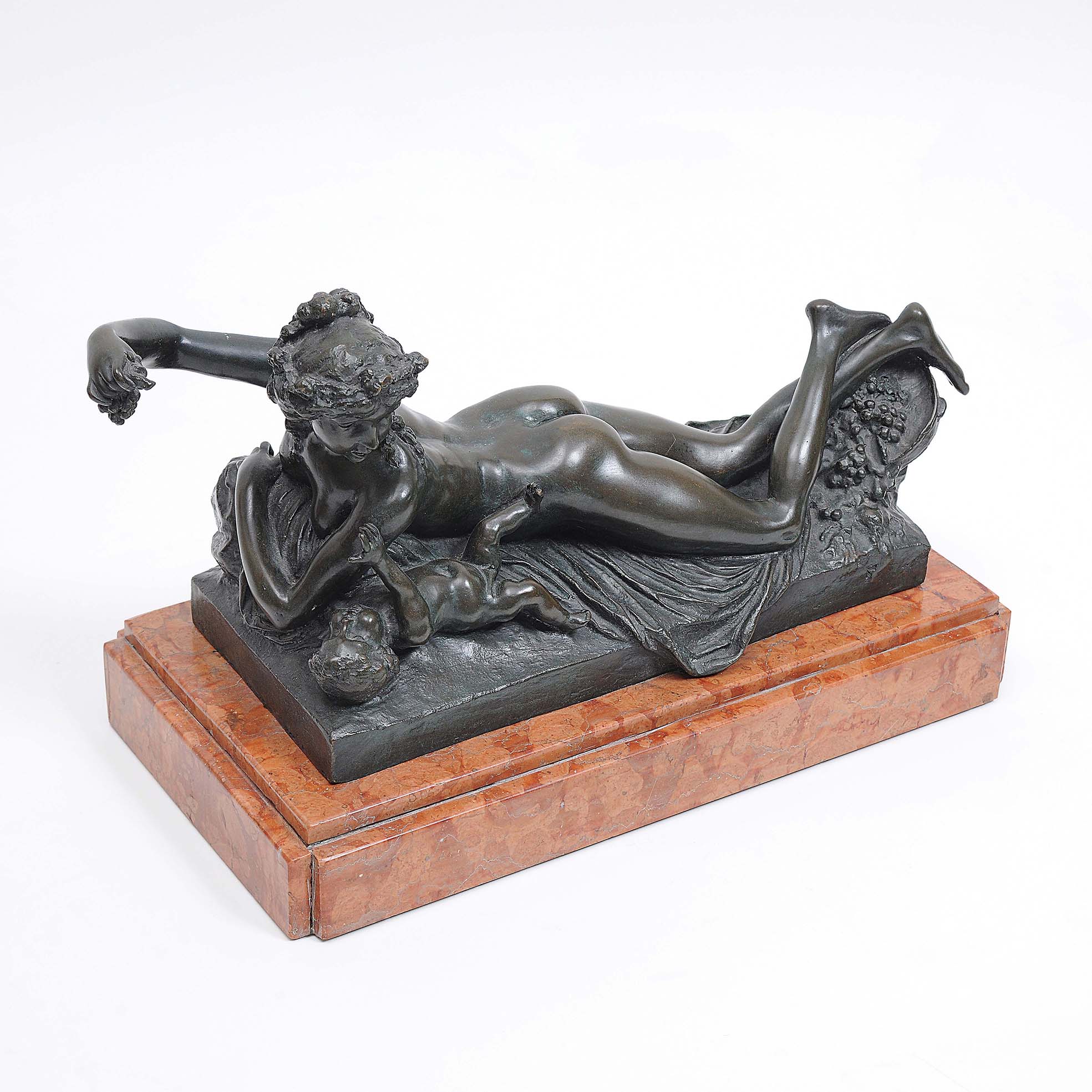Escultura em bronze representando mulher com querubim, 1885 - foto 5 de 6