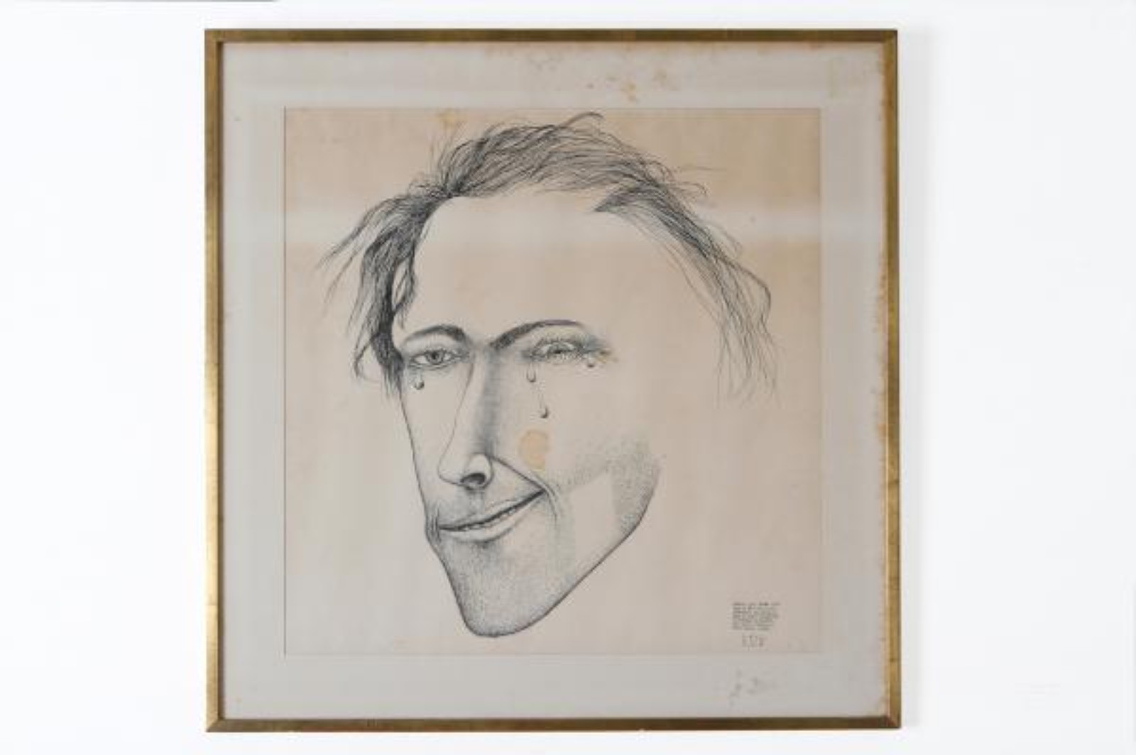 Roberto Magalhães (1940), Homem cuja barba está/crescida há 3 dias, tendo/entretanto, uma pequena/parte do rosto raspada por / um aparelho de barbear./ Está rindo e chorando ao / mesmo tempo, também - foto 2 de 3