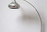 Grande Luminária de chão confeccionada em metal... - Grande Luminária de chão confeccionada em metal cromado estilo Arco Lamp de Archille Castiglioni e Pier Giacomo anos 60/70 com haste reta e lisa...