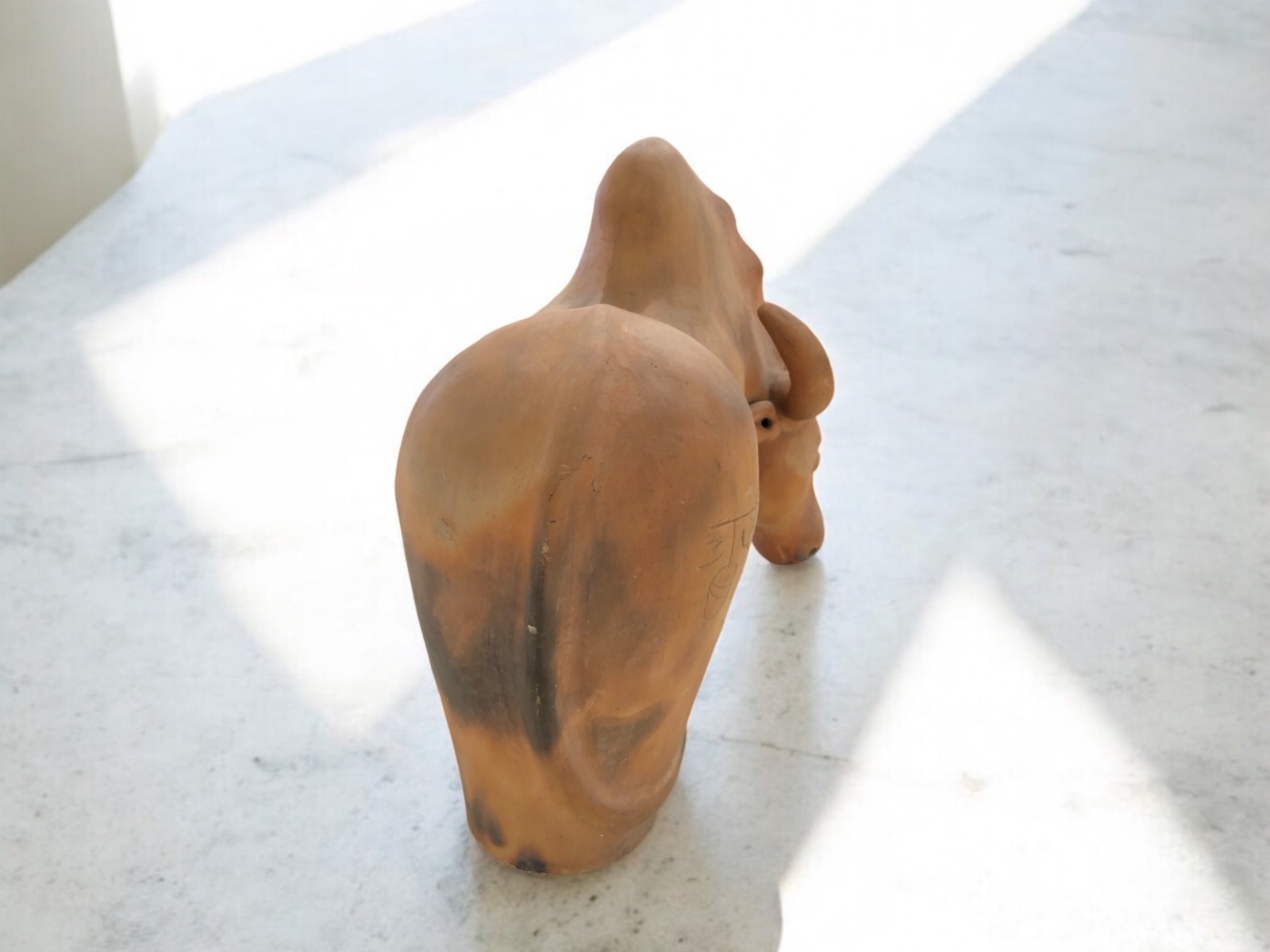 Boi, 2004 Grande escultura em terracota representando o animal. - foto 5 de 9