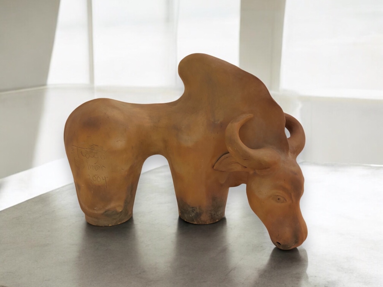 Boi, 2004 Grande escultura em terracota representando o animal. - foto 1 de 9