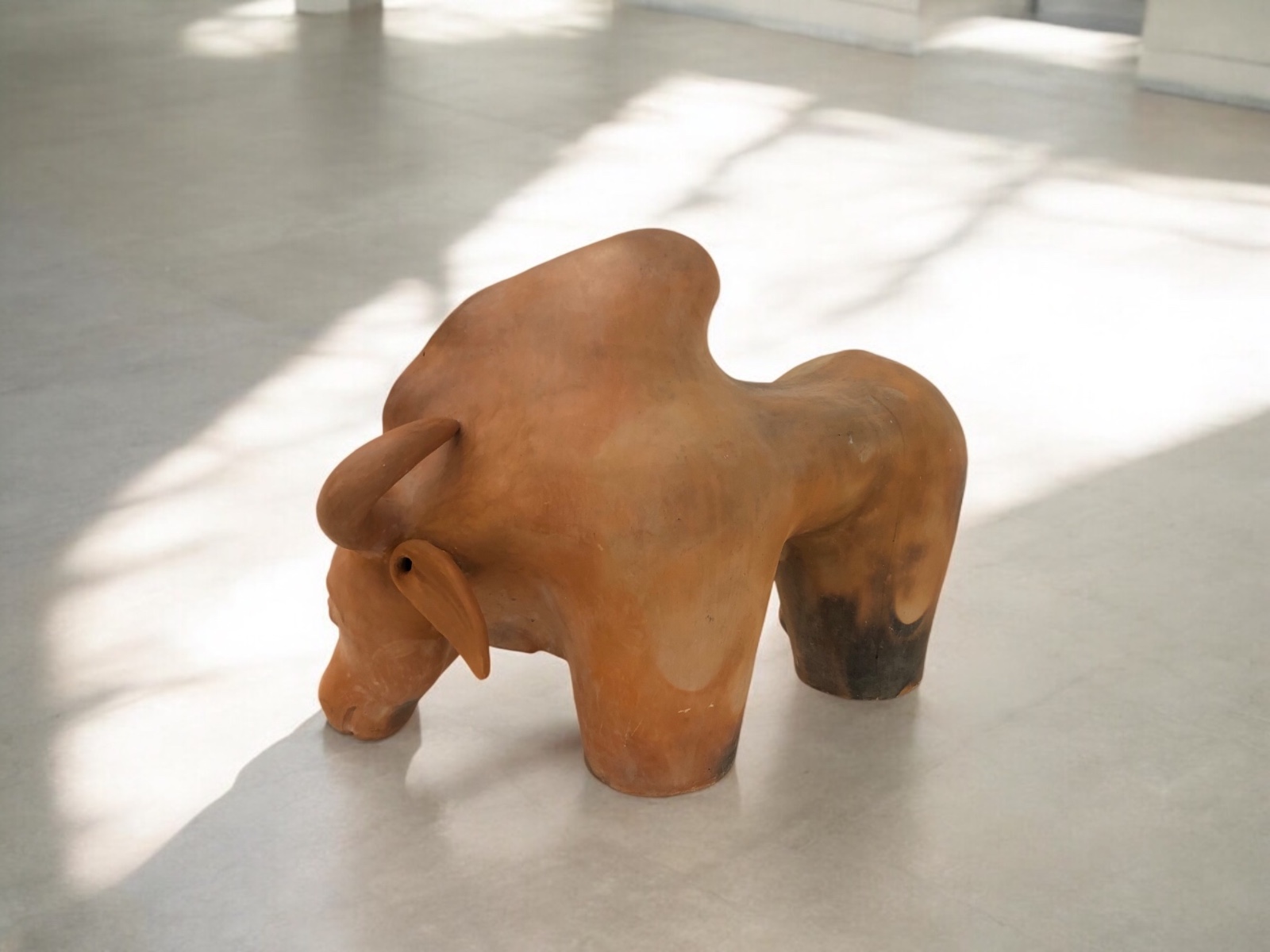 Boi, 2004 Grande escultura em terracota representando o animal. - foto 3 de 9