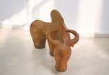 Tiago Olinda, 1943 - Boi, 2004<br>Grande escultura em terracota representando o animal.