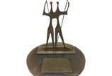 Bruno Giorgi (1905-1993), CANDANGO, déc.50 - Escultura comemorativa dos anos 50, em metal com base redonda em pedra ônix representando famosa escultura de "Candangos " do artista Bruno Giorgi.