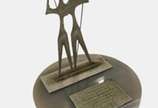Bruno Giorgi (1905-1993), CANDANGO, déc.50 - Escultura comemorativa dos anos 50, em metal com base redonda em pedra ônix representando famosa escultura de "Candangos " do artista Bruno Giorgi.