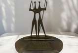 Bruno Giorgi (1905-1993), CANDANGO, déc.50 - Escultura comemorativa dos anos 50, em metal com base redonda em pedra ônix representando famosa escultura de "Candangos " do artista Bruno Giorgi.