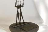 Bruno Giorgi (1905-1993), CANDANGO, déc.50 - Escultura comemorativa dos anos 50, em metal com base redonda em pedra ônix representando famosa escultura de "Candangos " do artista Bruno Giorgi.