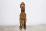 CHICO TABIBUIA ( 1936- 2007 ), Sem titulo - Escultura em madeira representando relógio, com objeto fálico característico do artista<br>80 x 20 x 9 cm<br>