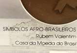 Rubem Valentim (1922-1991), Símbolos Afro-Brasi... - Conjunto de 5 moedas em bronze cunhadas frente e verso, em case original de acrílico, com a representação de símbolos afros.<br>Edição Casa da M...