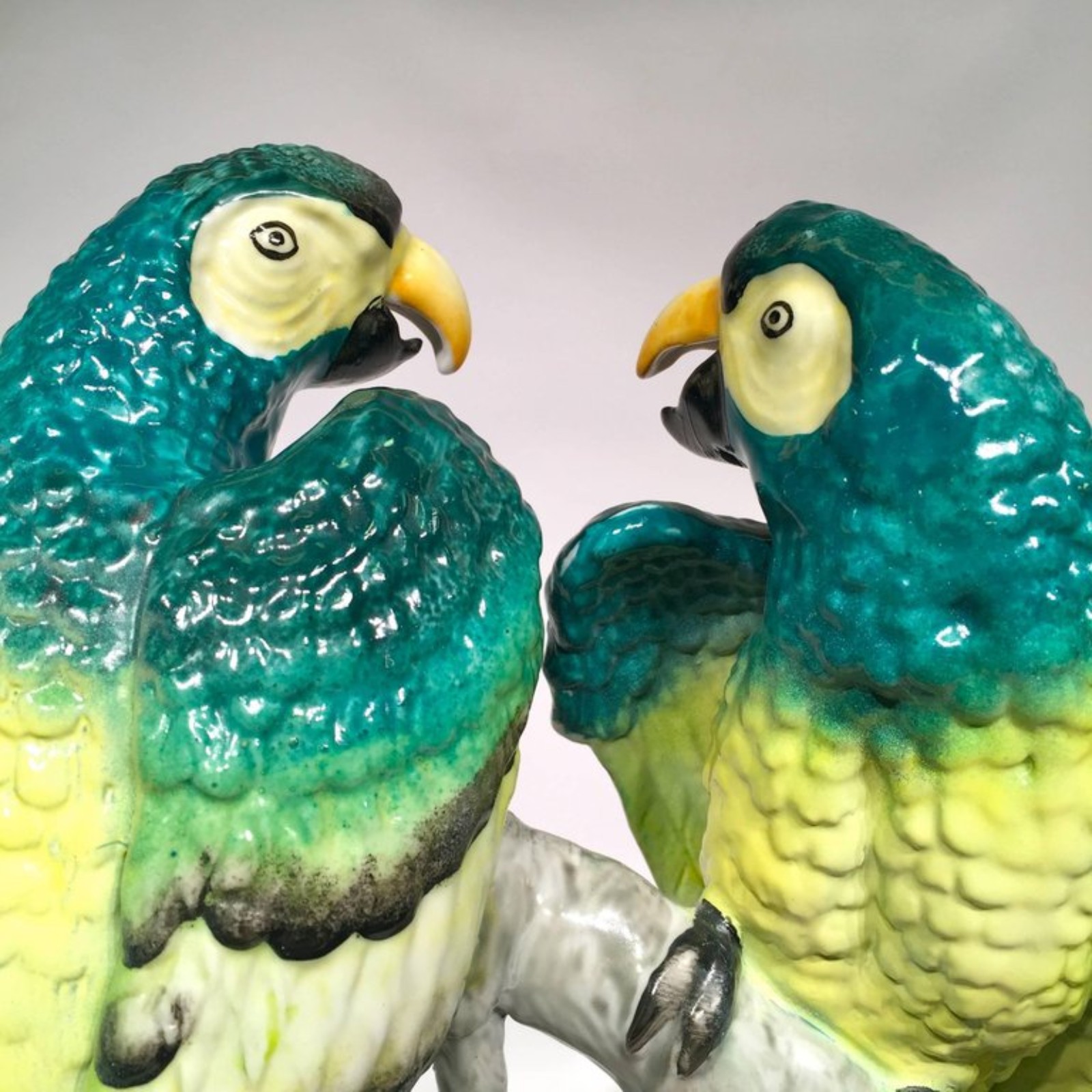 Escultura em porcelana alemã Art Déco representando casal de araras... - foto 2 de 3