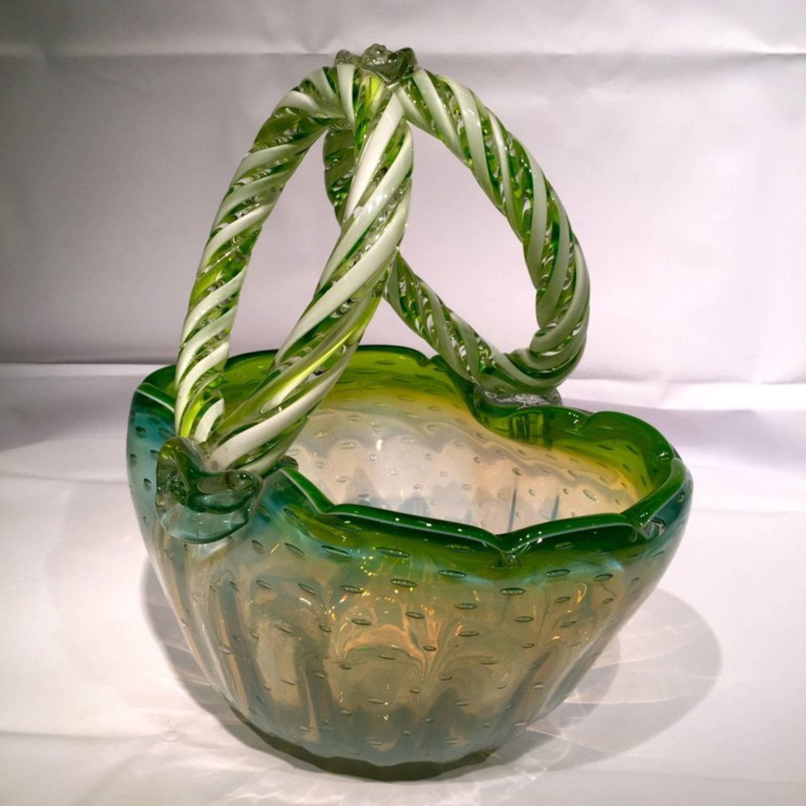 Bowl em vidro artistico soprado de Murano nas cores verde e azulado... - foto 2 de 3