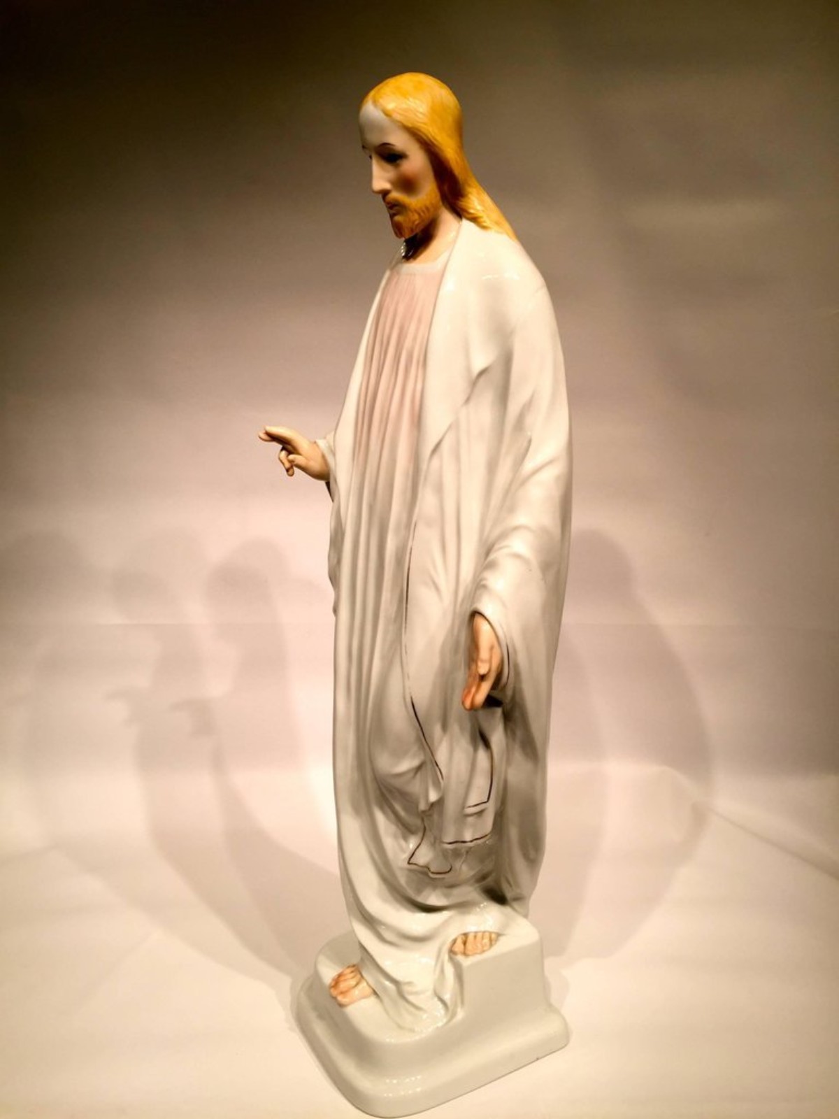 Escultura em porcelana alemã representando "Jesus" com policromia... - foto 2 de 4