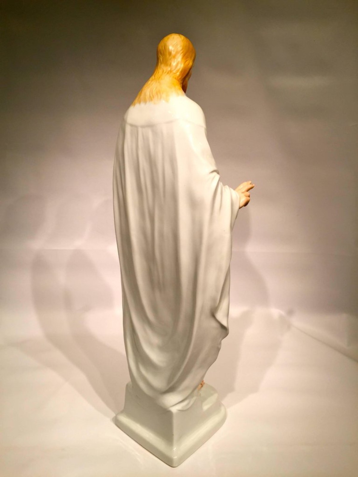 Escultura em porcelana alemã representando "Jesus" com policromia... - foto 3 de 4