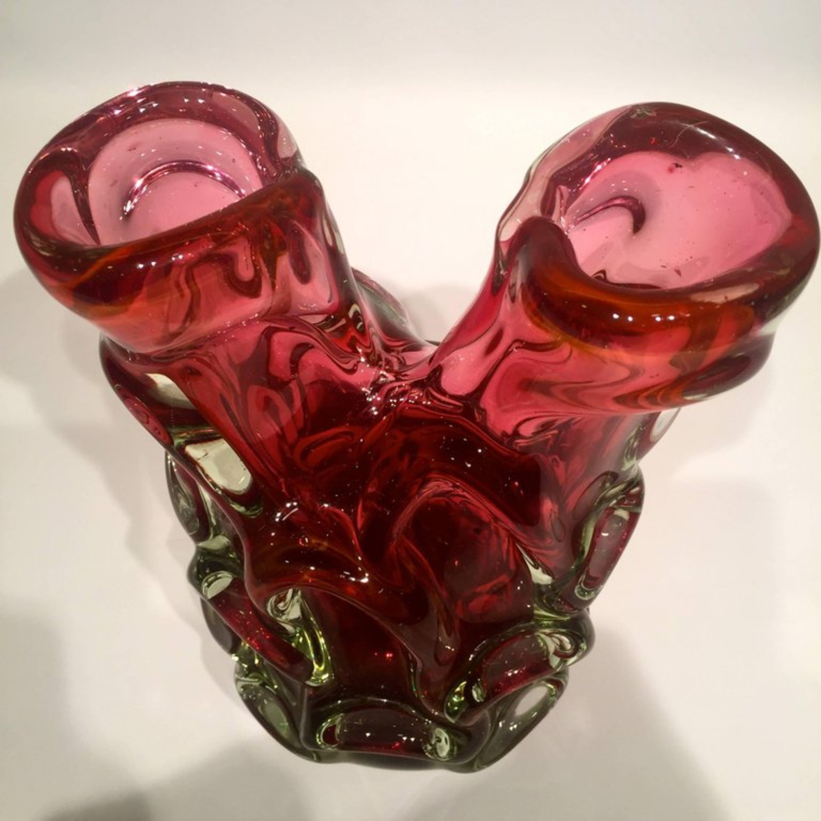Vaso em vidro artistico soprado de Murano na cor rubi, com repuxados... - foto 2 de 2