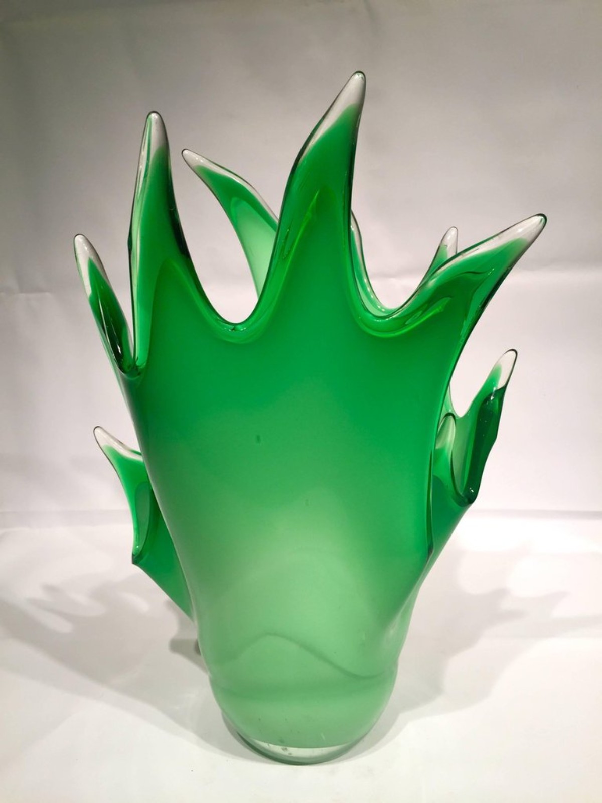 Vaso em vidro artistico soprado de Murano na cor verde com borda... - foto 2 de 2