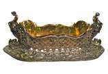 Centro de mesa em prata e banho de ouro represe... - Centro de mesa em prata e banho de ouro representando barca com dois tritões em cada extremidade, atribuida a manufatura Buccellati italiana, ci...