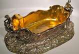 Centro de mesa em prata e banho de ouro represe... - Centro de mesa em prata e banho de ouro representando barca com dois tritões em cada extremidade, atribuida a manufatura Buccellati italiana, ci...