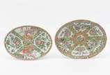 Duas travessas em porcelana chinesa Mandarim - Com rica e farta esmaltagem de folhas, flores, pássaros, e  reservas com personagens<br>Dinastia Quing, Período Guangxou (1875-1908) <br>31 x 24,5 cm 