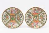 Par de pratos em porcelana chinesa Mandarim - Com rica e farta esmaltagem de folhas, flores, peonias, pássaros , com grandes reservas <br>Dinastia Quing, Período Guangxou (1875-1908) <br>25 cm de 