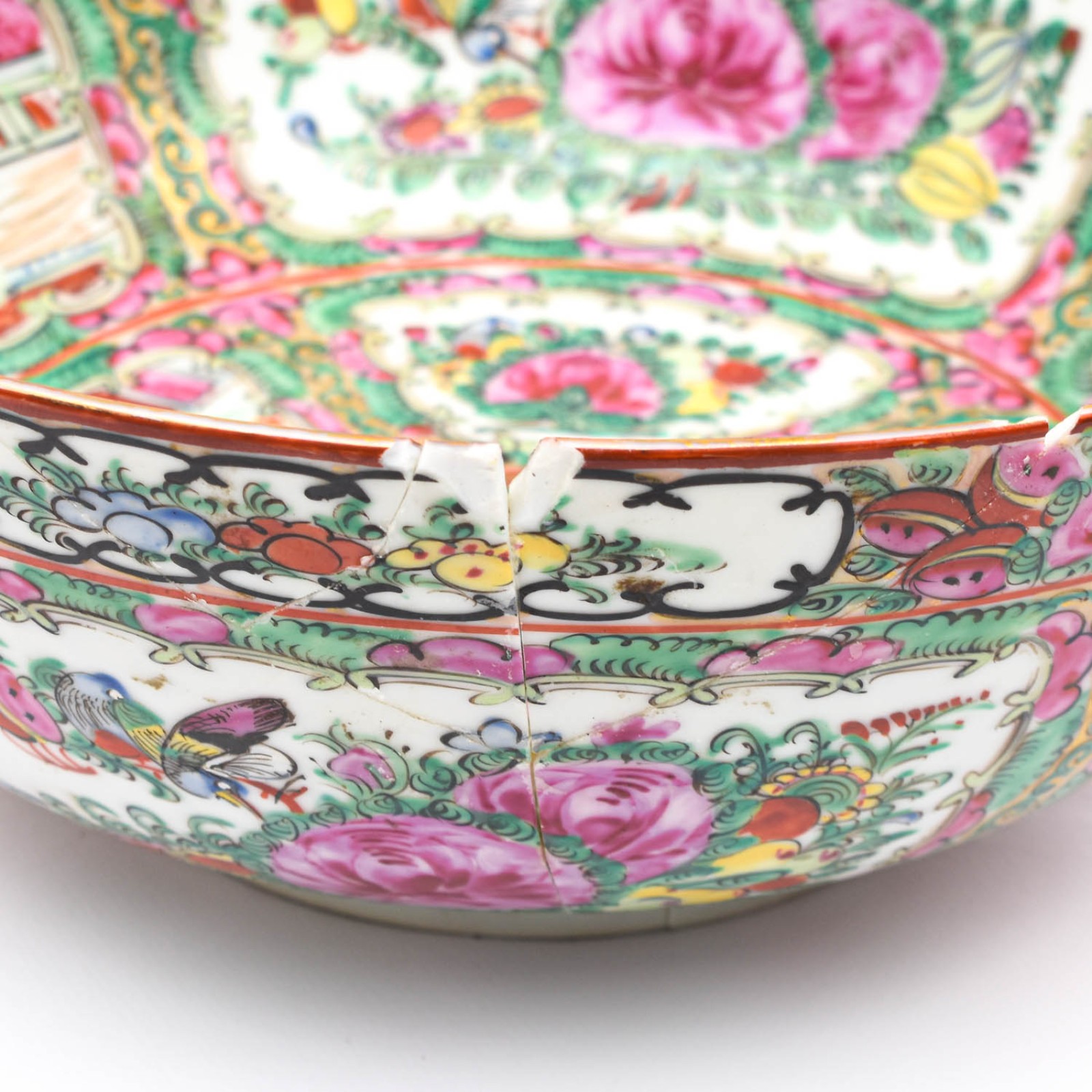 Lote composto de medalhãe, dois pratos e um Bowl - foto 2 de 2
