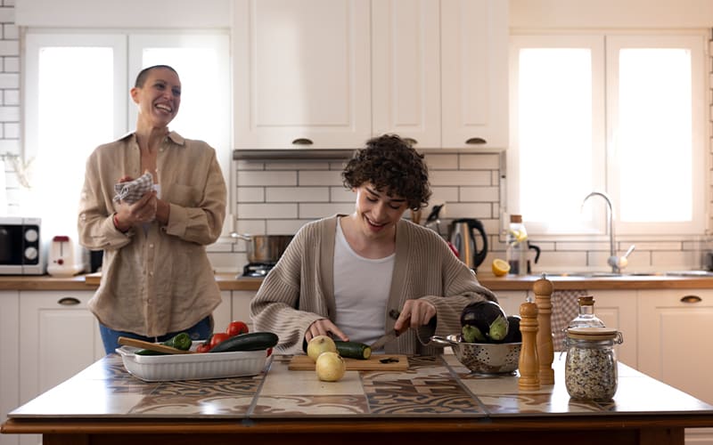 Elige alojamientos con cocina compartida (y úsala)