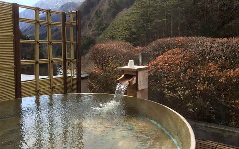 El origen de el primer hotel de la historia fue una casa con baños termales