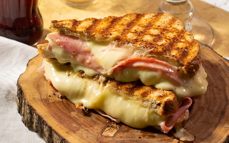 Historia culinaria: origen de Sandwich mixto