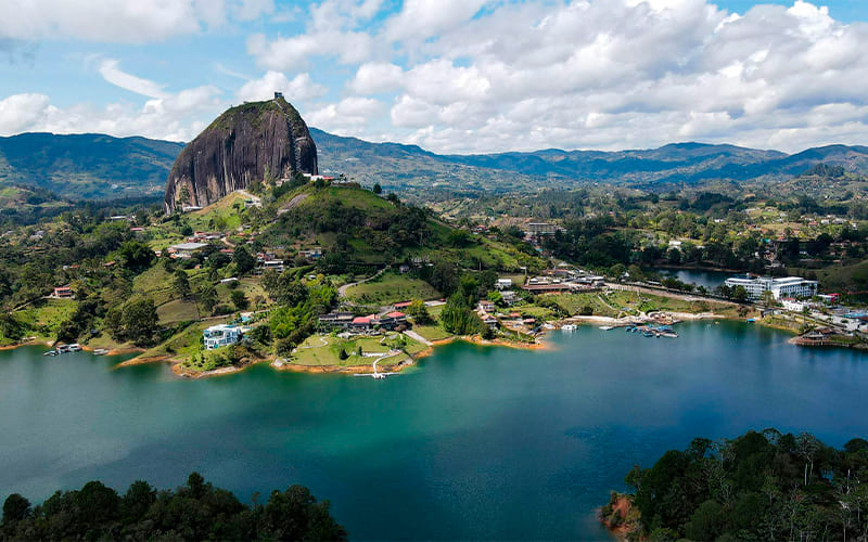 Relájate en tu viaje a Colombia visitando el colorido pueblo de Guatapé