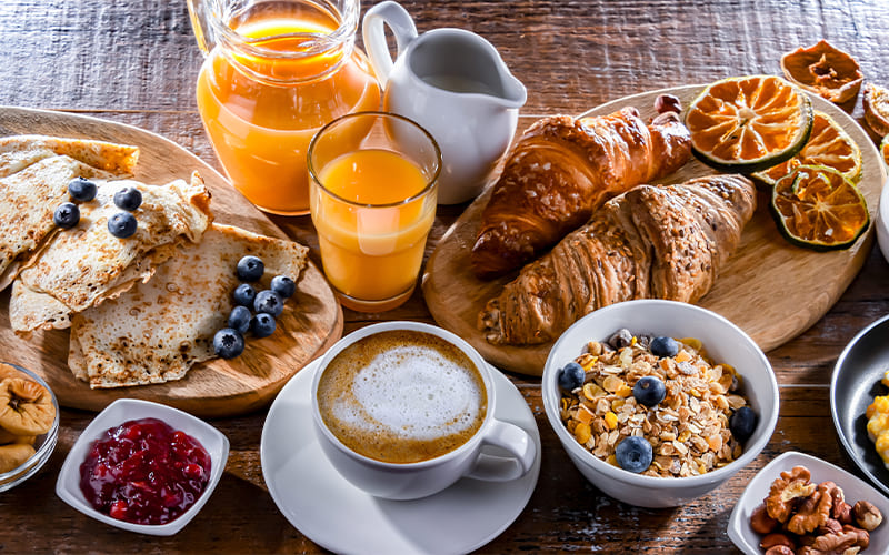 Sorprende a papá con un desayuno hecho en casa