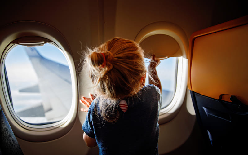 Como viajar quando seu filho pequeno precisa de uma cadeirinha para o carro