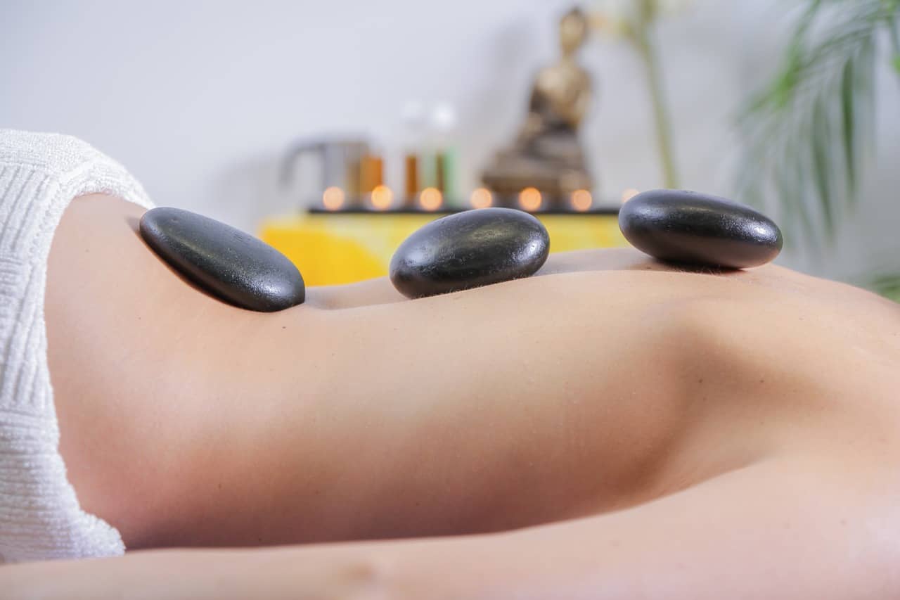 massagem com pedras