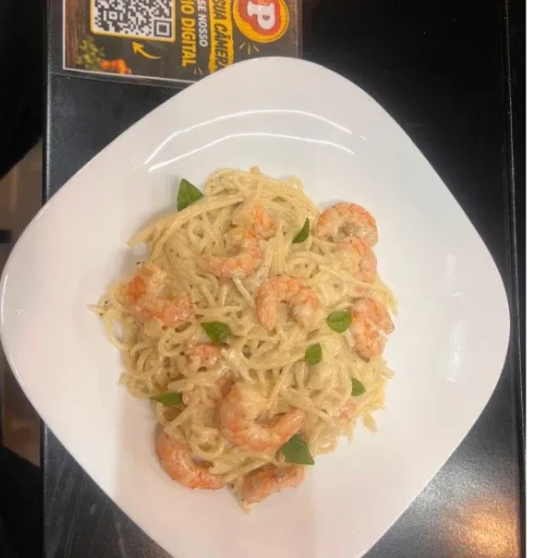 Macarrão ao molho bechamel e camarão