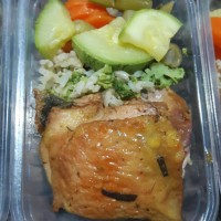 Sobrecoxa assada, arroz c/ brocólis e legumes