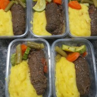 Bife a role c/ purê (mandioquinha, abobora ou batata doce) e legumes