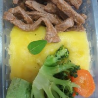 Carne em tiras c/ purê (mandioquinha, abóbora, batata doce) e legumes