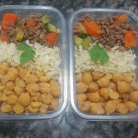 Grão de bico, arroz integral e carne moida com legumes